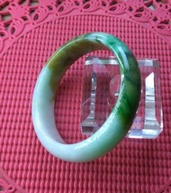 特色收藏級天然緬甸翡翠A玉光令水潤幼潔老種黃加綠三彩福壽54mm貴妃手鐲。