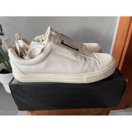 Twenty Eight Shoes Hong Kong Slip-on Shoes (size EU42, UK8, US9)