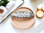 手刺繡髮夾。白色羽毛