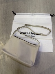 Bucks & Leather 包