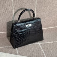 Hermes Kelly 25 Hermes愛馬仕Kelly25黑銀鰐魚皮銀扣R刻，擱置品