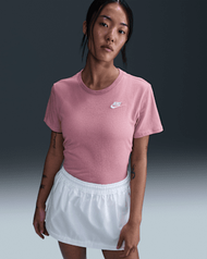 Nike Sportswear Club Essentials เสื้อยืดผู้หญิง