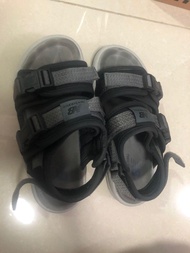 New Balance 運動涼鞋