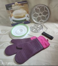 （雜件$20-$30）Kitchen Pro 旋轉蛋糕底架+金屬配件、及隔熱烘焙手套，新舊狀況如圖 所見所有（價錢標示圖中）介意勿投