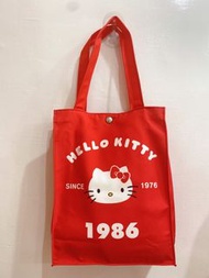 全新未拆封正品 sanrio hello kitty   限量款  Kitty  逐年 甜蜜成長圖鑑  托特袋  書袋 補習袋  購物袋  （防水布料製  ） 24*30*9 cm   原價 499