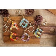 Gantungan kunci / key chain resin alfabet / inisial #04