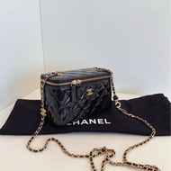 CHANEL22C 黑金漆皮愛心字母logo長盒子化妝包 晶片款內帶鏡子 復古時尚 尺寸17*10 可放手機