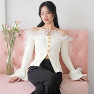 LUCA STUDIO_Bonnie top - เสื้อปาดไหล่ผ้ายืดคอตต้อน แต่งระบายผ้าลูกไม้ ปลายแขนระบาย ด้านหน้าแต่งกระดุ