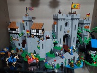 LEGO 10305  Lion Knights Castle + 40567 Forest Hideout