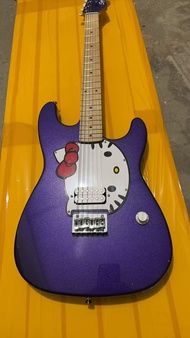 Fender เฮลโหลคิตตี้สีชมพู Squier Stratocaster กีต้าร์ไฟฟ้า