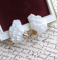 Vintage Jewelry 西洋古董飾品 AVON 對稱 立體貝殼 針式耳環