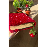 Knot and co. | Strawberry booksleeve | Knitted book cover | Cover novel