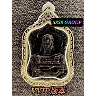 Phor Tao Sai 
这枚牌的法相是一名老师 這名老師名字為arjan sai 或者Phor Thao Sai (Teacher Sanae Utharn)🙏🏻phor thao sai是阿讚宋