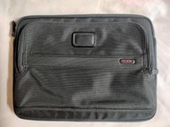 TUMI 13吋電腦保護套 (二手9成新  適用APPLE 13吋  非APPLE 13以下) 黑色  銀黑色