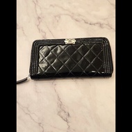 Chanel Boy香奈兒經典款銀扣漆皮拉鍊長夾