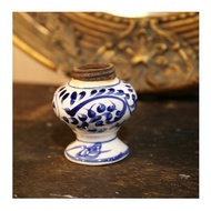 越南老件.早期手工陶瓷曲線瓶.金屬瓶口環.藍色花紋.高7.3cm花瓶