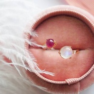 月光石戒指，鍍藍色和真紅寶石， 銀