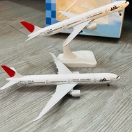 Boeing 777 JAL Japan Airlines (JA751J) high-end version 1:400 scale, one-piece cast wheels
