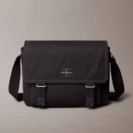 Calvin Klein 帆布翻蓋斜孭袋/郵差包 - Black [平行進口]