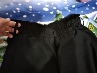 彈性黑色寬褲（腰圍有綁帶設計，所以不用擔心寬度問題~加上材質透氣舒服，不論四季都很適合）身高160以下可以當落地褲，可約台南成大附近面交