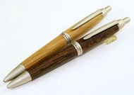 三菱Uni-ball PURE MALT 純木筆桿原子筆(SS-1015)樹齡100年+熟成50年製成  兩色可選