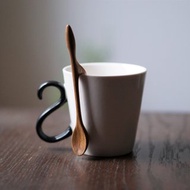 掛在杯子上的木製攪拌器，小，柚木