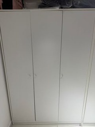 Ikea白色三門衣櫃
