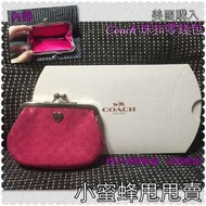 小蜜蜂甩甩賣 全新 美國購入 COACH 桃紅漆皮點壓C Logo心型飾牌珠扣零錢包