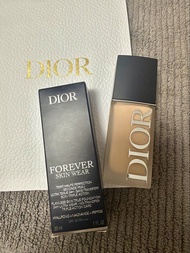 DIOR 恆久貼肌柔霧粉底液
