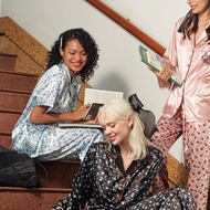 ชุดนอน Vana ลาย Dream ผ้าซาติน