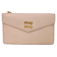 MIUMIU Vitello Daino 卡包，現款，粉米色，卡包，證件包，迷你錢包，RFID，IC晶片，Logo，金屬材質，Nymphae零錢包，5MF060 2DT7 F0NZ2