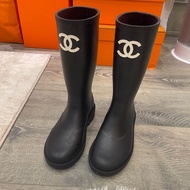 Chanel 雙C logo超級經典黑白爆款雨靴