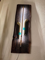 古董小提琴弓和鋼琴黃銅踏板的壁燈