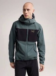 超靚勁抵Arc'teryx Gamma Mx Hoody Lightweight Jacket經典戶外軟殼功能性防風防潑水透汽輕量沖鋒Jacket褸黑綠金/dark magic拼色外套褸