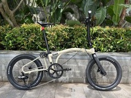 米白色 2026 新款 Mint Discover 11速電變 桶軸油剎 20吋碳叉鉻鉬鋼折叠車 ( 三折叠小布 國布 ) 送前後蛙燈叮叮 (另有其他 國布. ACEOFFIX C5 D10. JAV