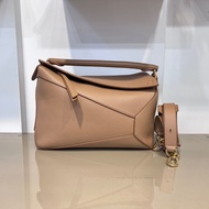 Loewe沙色粒面牛皮金釦中號Puzzle Edge手提肩斜背包