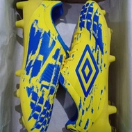 sepatu bola umbro accuro