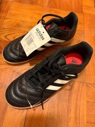 Adidas。足球鞋。