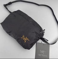 💞現貨  ARC'TERYX arcteryx shoulder bag 始祖鸟 不死鳥 HELIAD 6L 運動休閒印花拉鍊開合 尼龍 肩背包斜背包 男女同款黑色