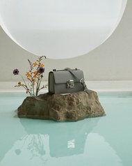 Labella :รุ่น Luna M ไซต์ใหญ่ **(สี Ivory/Smoke grey รอ 25-30 วัน)**กระเป๋าสะพายสายโซ่ ไซต์ M (8 สี)