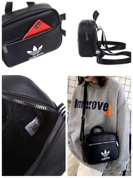 กระเป๋าสะพาย Adidas 3way mini bag and backpack รุ่นใหม่ชนช้อปจากadidas ทำสามารถปรับเปลี่ยนได้หลายสไตล์เพื่อให้เข้ากับบุคคลิกของคุณ