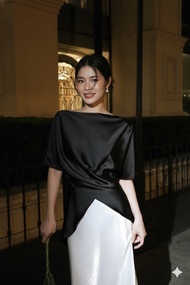 Taupe.brand - Audrey top เสื้อซาตินคอปาด (เฉพาะเสื้อเท่านั้น)ผลิตจากผ้าพรีเมียม ดีไซน์ปลายโค้งเพิ่มค