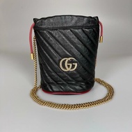 GUCCI 573817 黑Marmont紅抽繩雙G水桶包