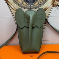 罗意威/Loewe 手袋 牛皮革 80*40*190mm(可容纳一部 iPhone13 Pro Max 手机)