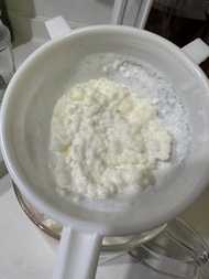 Milk Kefir with Grains - 200g Kefir and 5g grains, cultured with prebiotics. 奶克菲爾連活菌種 - 200g 奶克菲爾及5g