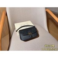Mini Diane Embossed mini Baguette Bag
Size 20 x 13 x 8
Gift Box Packaging 1018