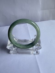 🔥清雅滿綠｜緬甸A貨翡翠手鐲 56.1黃金正圈 12.0mm標準寬 8.2mm厚裝 均勻溫潤淺綠晴底