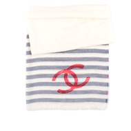 【CHANEL 香奈兒】Logo 紅藍條紋莫代爾棉及羊毛混絲圍巾/披肩(白色)/ 平行輸入