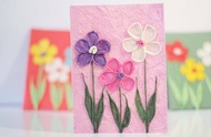การ์ดอวยพร ลายดอกแพงพวยสีชมพู (ขนาด M) Handmade Mulberry Paper Card with Pink Periwinkle Flowers (Size M)