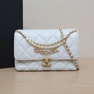 CHANEL 24A口蓋包/22白色羊皮晶片開金扣字母水鑽珍珠皮穿雙手柄肩背包